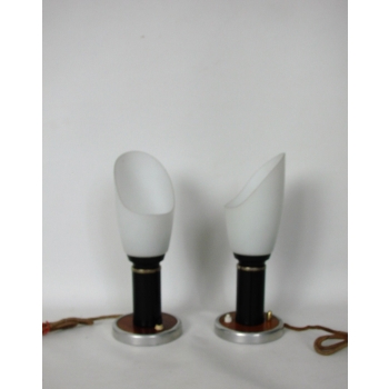 Zbliżenie na podstawę lampy Mid Century z mosiądzu.