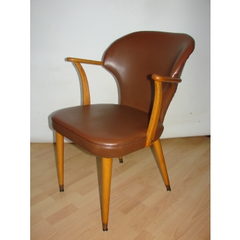 Detal drewna bukowego fotela „Modern”