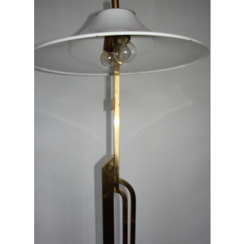 Zbliżenie na oprawki żarówek E27 lampy Art Deco