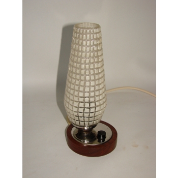 Minimalistyczna lampka nocna w stylu mid-century