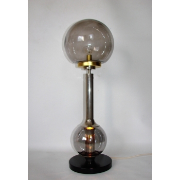 Stylowa lampa retro z kulistym szklanym kloszem i niklowanym trzonem, idealna do nowoczesnych wnętrz.