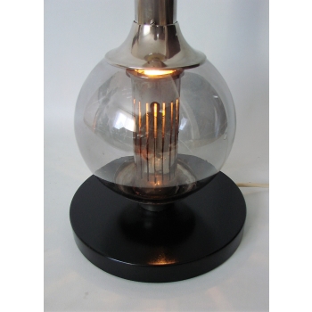 Stylowa lampa retro z kulistym szklanym kloszem i niklowanym trzonem, idealna do nowoczesnych wnętrz.
