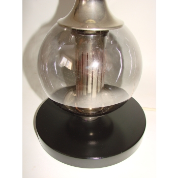 Stylowa lampa retro z kulistym szklanym kloszem i niklowanym trzonem, idealna do nowoczesnych wnętrz.