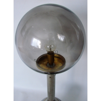 esignerska lampa vintage – połączenie szkła i stali w aranżacji salonu w stylu modernistycznym.