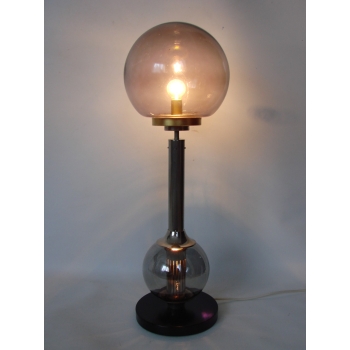 esignerska lampa vintage – połączenie szkła i stali w aranżacji salonu w stylu modernistycznym.