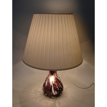 szklana lampa nocna z klasycznym abażurem