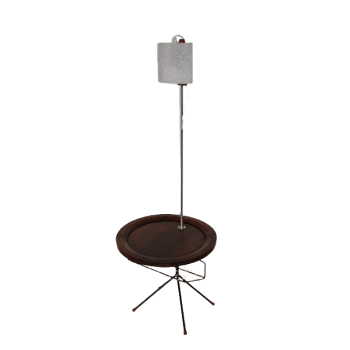 Lampa podłogowa z lat 70. z wbudowanym stolikiem z palisandru, metalowym trzonem i akrylowym kloszem.
