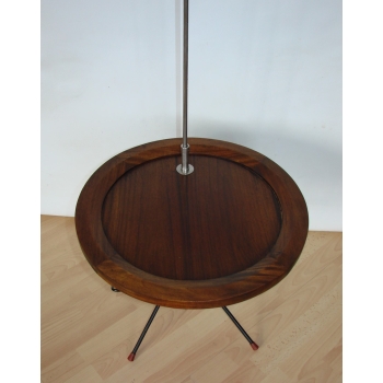 Lampa podłogowa vintage ze stolikiem ustawiona obok fotela w przytulnym kąciku do czytania.