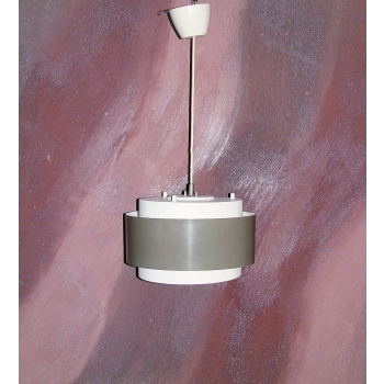 Profil lampy Saturn z lat 60. – klasyczna forma inspirowana planetarnym pierścieniem.
