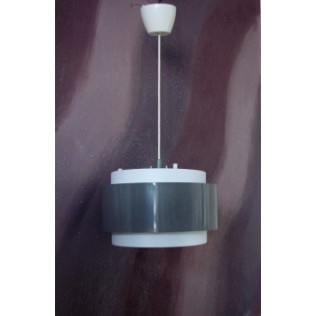 Profil lampy Saturn z lat 60. – klasyczna forma inspirowana planetarnym pierścieniem.