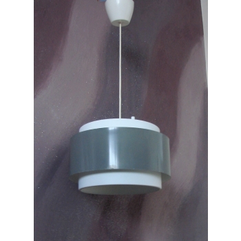 Zbliżenie na szczotkowaną powierzchnię aluminiowej lampy Saturn – detale konstrukcyjne.