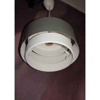 Lampa Saturn zawieszona nad stołem w nowoczesnym lub retro wnętrzu – nastrojowe, ciepłe światło.