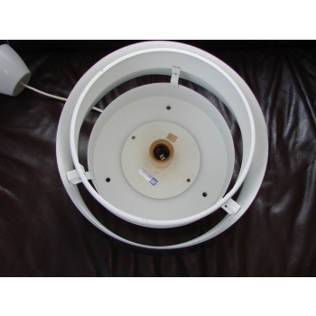 Lampa Saturn zawieszona nad stołem w nowoczesnym lub retro wnętrzu – nastrojowe, ciepłe światło.