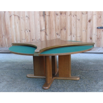 Stół karciano–kawowy Hohnert w stylu mid-century ustawiony w salonie retro.