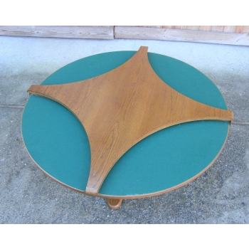 Stół karciano–kawowy Hohnert w stylu mid-century ustawiony w salonie retro.