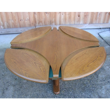 Stół karciano–kawowy Hohnert w stylu mid-century ustawiony w salonie retro.