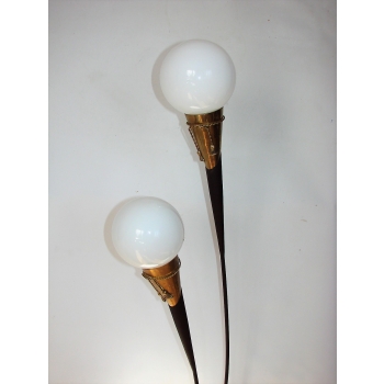 Detal mosiężnej podstawy lampy podłogowej – eleganckie, geometryczne linie.