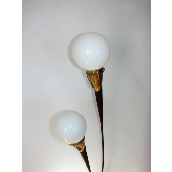 Detal mosiężnej podstawy lampy podłogowej – eleganckie, geometryczne linie.
