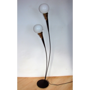 Lampa podłogowa Mid-Century ustawiona obok fotela w stylu retro – ciepłe, nastrojowe oświetlenie.