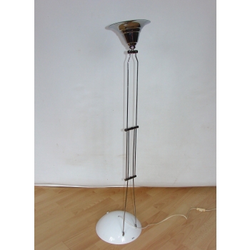 Klasyczna lampa vintage na metalowej podstawie