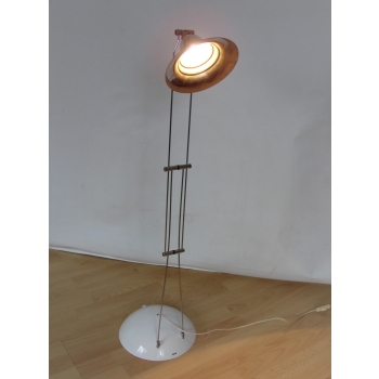 Klasyczna lampa vintage na metalowej podstawie