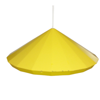 Lampa wisząca IKEA z lat 80., widok na metalowy klosz o średnicy 50 cm zawieszony na kablu.