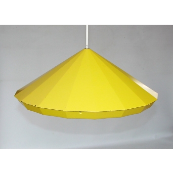 Perspektywa od spodu na klosz lampy IKEA LED – czysta, okrągła forma i źródło światła LED.