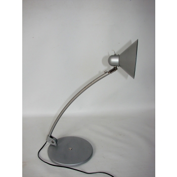 Zbliżenie na klosz lampy biurkowej z lat 80. – matowy metal, klasyczna forma.