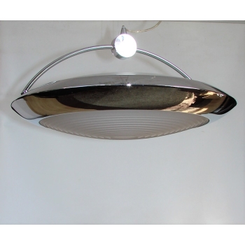 Zbliżenie na chromowane i mosiężne elementy lampy F. Fabien, lata 80.