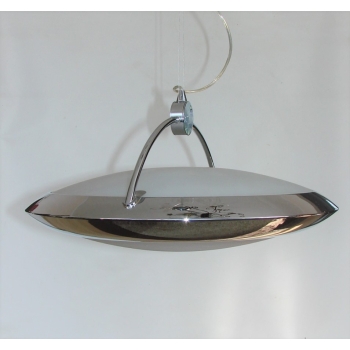 Lampa wisząca F. Fabien zawieszona nad stołem w nowoczesnym wnętrzu w stylu retro.
