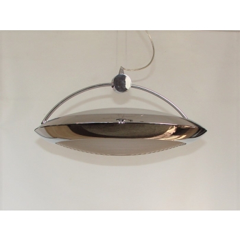 Lampa F. Fabien w trybie wyłączonym – połyskująca powierzchnia metalu i struktura szkła.