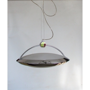 Lampa F. Fabien w trybie wyłączonym – połyskująca powierzchnia metalu i struktura szkła.