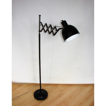 Lampa loftowa widziana z dołu – minimalistyczna, surowa forma, metalowy korpus.