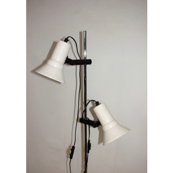 Metalowa lampa podłogowa wymaga 2 żarówek E27