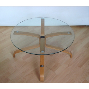 Widok na stolik kawowy Vatne Møbler z poziomu sofy – styl mid-century, idealny do wnętrz retro.