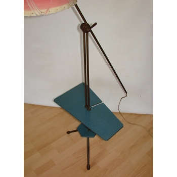 Detal podstawy lampy podłogowej vintage z patyną