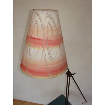 Detal podstawy lampy podłogowej vintage z patyną