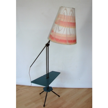 Detal podstawy lampy podłogowej vintage z patyną