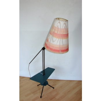 Detal podstawy lampy podłogowej vintage z patyną