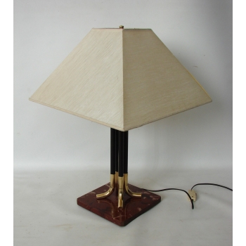 Lampa retro z abażurem – widok z boku