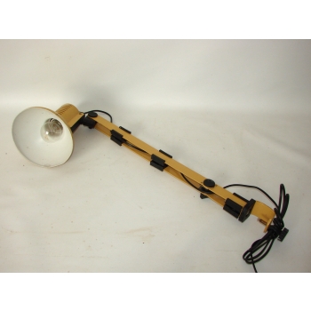 Lampa PRL w stylu industrialnym – widok z boku