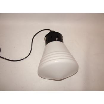 Lampa w stylu Bauhaus – widok z boku