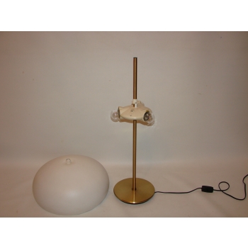 Designerska lampa stołowa – aranżacja w nowoczesnym wnętrzu