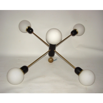 Lampa sufitowa retro – detal klosza ze szkła