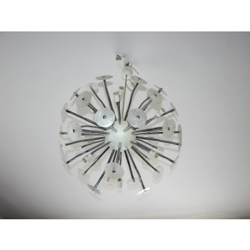 Lampa retro futurystyczna – widok z dołu