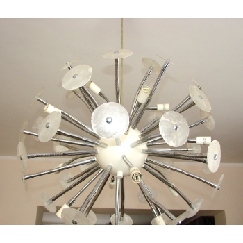 Lampa retro futurystyczna – widok z dołu