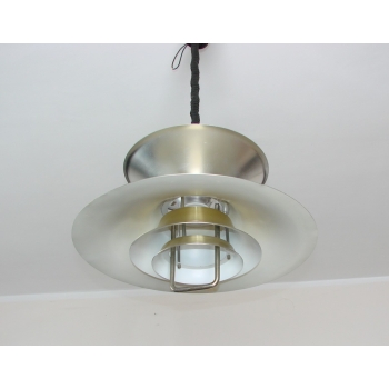 Lampa Frandsen – zbliżenie na aluminiowy klosz