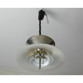 Lampa Frandsen – zbliżenie na aluminiowy klosz