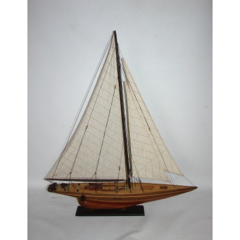 Drewniany model jachtu J-Class – widok z boku