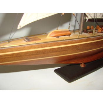 Drewniany jacht J-Class – całość w pełnej wysokości